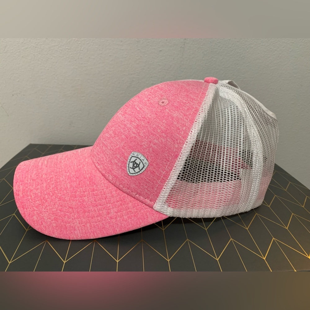 NWOT Women’s Ariat Pink/White Hat with Ponytail/Messy Bun Cut-out. One size
